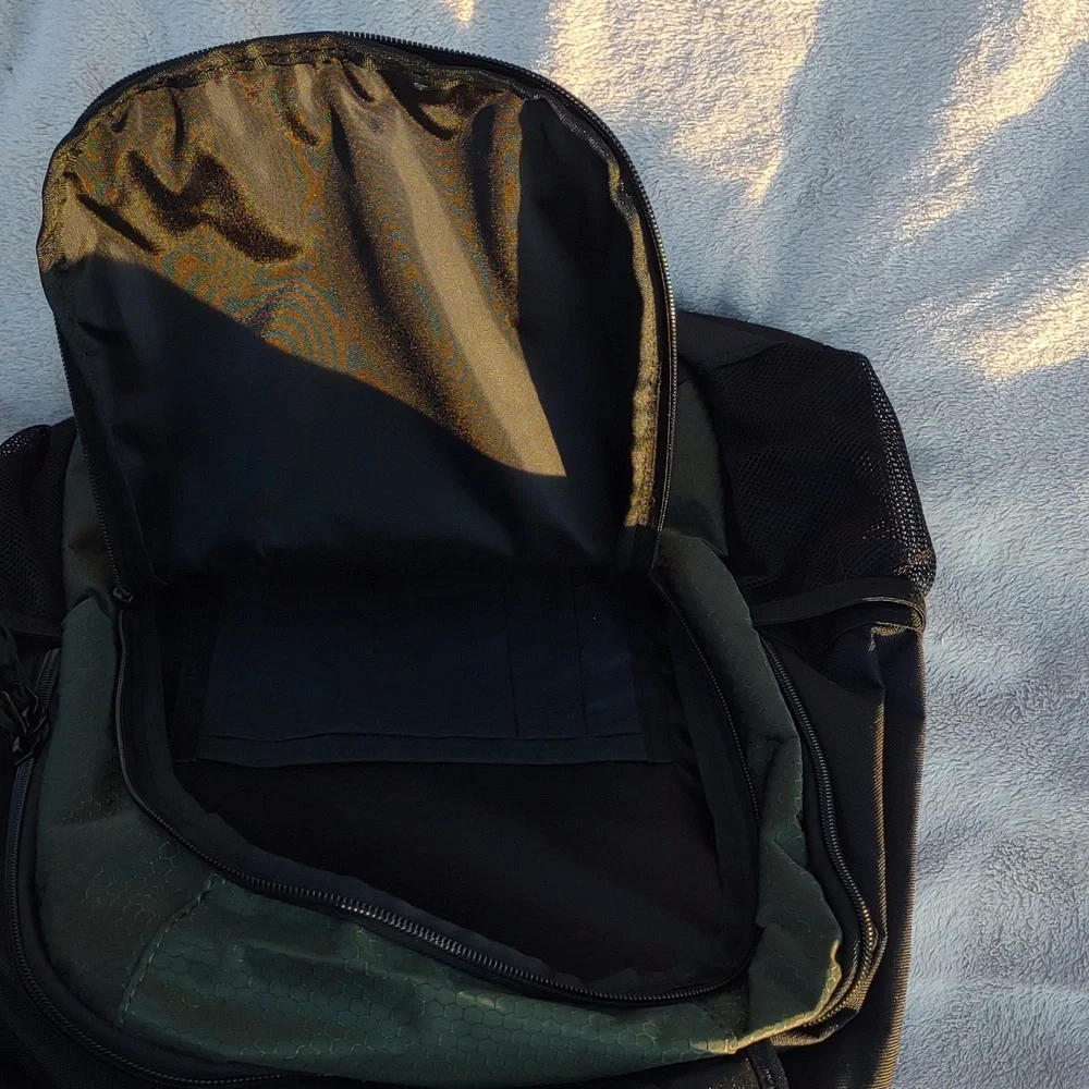 🙀PUMA Equivalence Backpack in Dark Green/Black